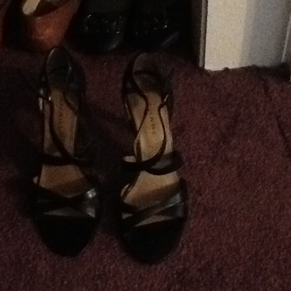 Leather black crisscross strap heels - Picture 1 of 3