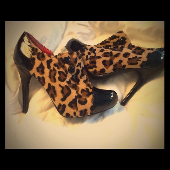 Adorable Anne Michelle cheetah booties !!