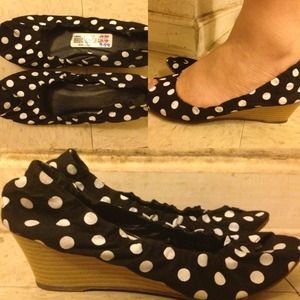 Black polka dotted wedges