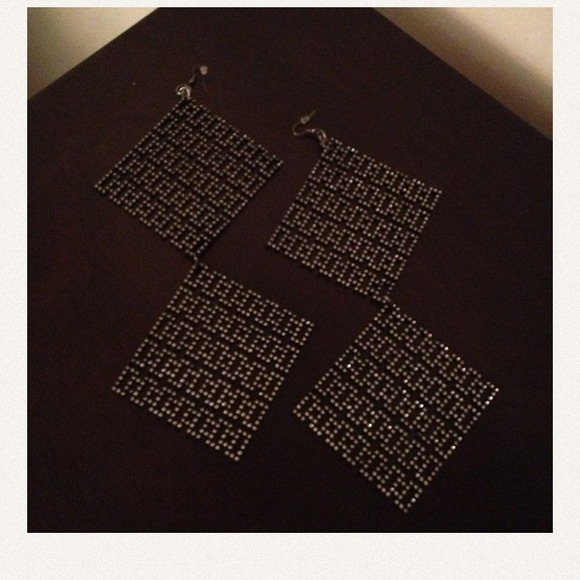 Diamond shaped crystal like earrings - Picture 2 of 2