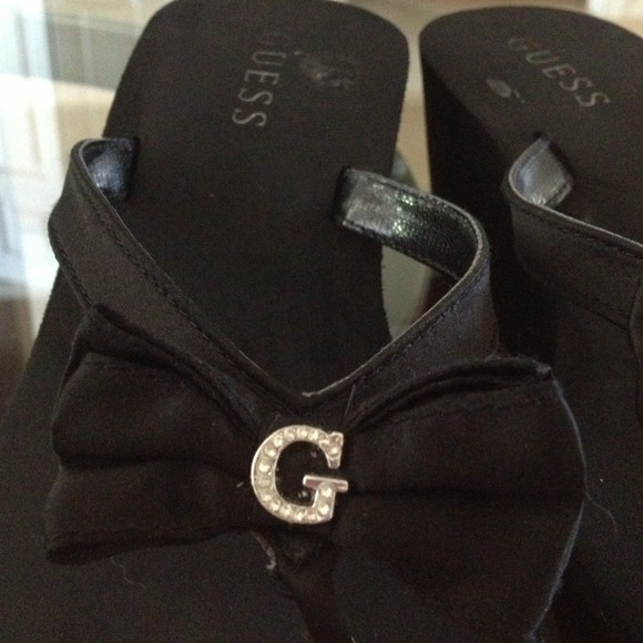 🚫SOLD in Bundle🚫Guess black wedge bow sandal - Picture 2 of 4