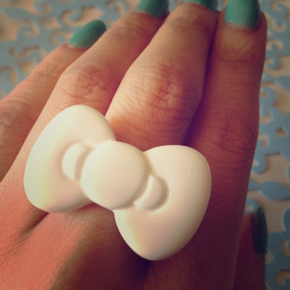 HK KT acrylic resin Kitty White Bow Ring Medium - Picture 1 of 2