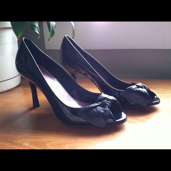 25% OFF 💰 *NEW* Tahari Black Heels Size 7 1/2 - Picture 1 of 3