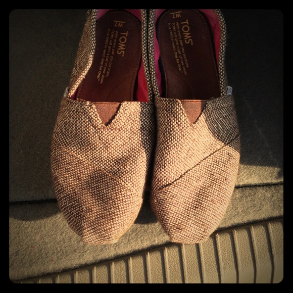 Brown sparkly TOMS 👞