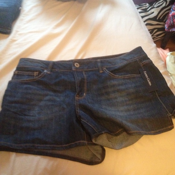 Blue jean shorts.