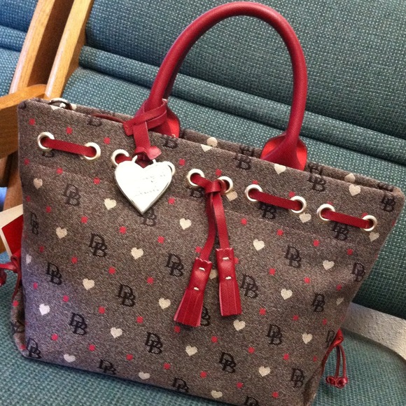 *SOLD* Authentic adorable Dooney & Bourke handbag. - Picture 2 of 4