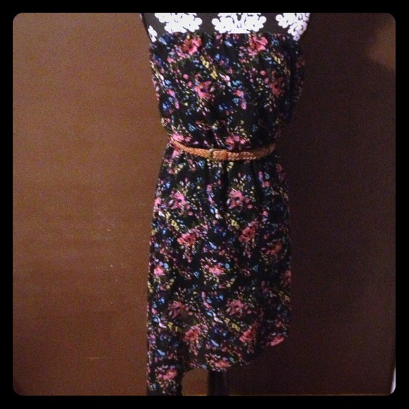 🌸NWT! Gorgeous floral belted print dress!