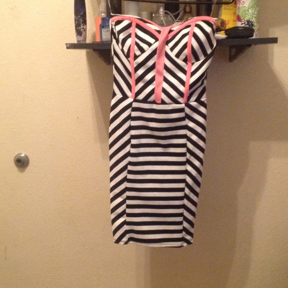 Striped blk&wht strapless dressvby Malloy NWOT