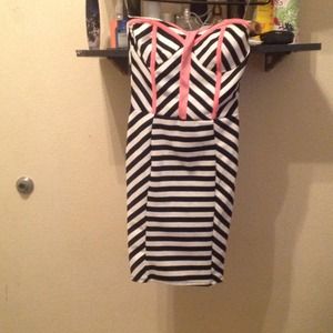 Striped blk&wht strapless dressvby Malloy NWOT