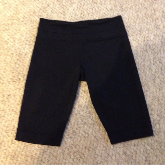 SOLD lulu lemon Reverse Groove shorts. Size 8