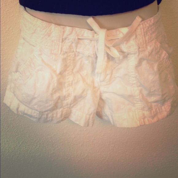 ❎Sold in bundle❎White short pants L.e.i