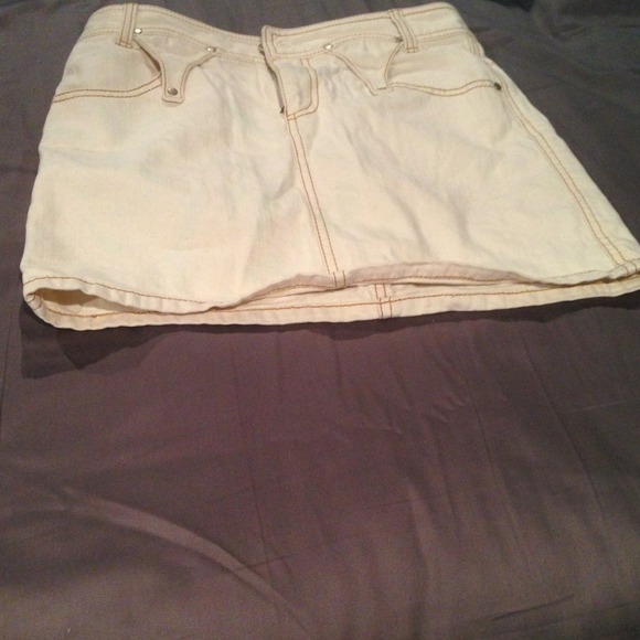 Denim creme short skirt