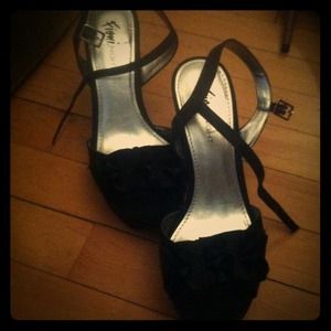 Fioni night black pump with ruffle toe accent