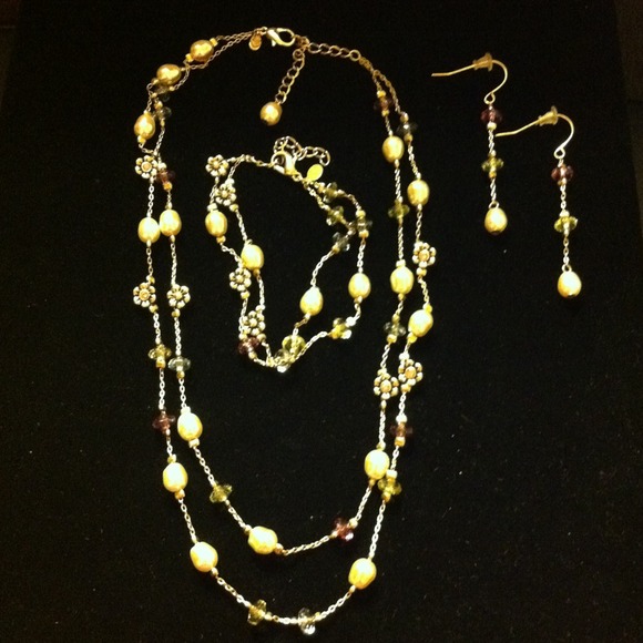 ****SALE****Gold and pearl necklace set