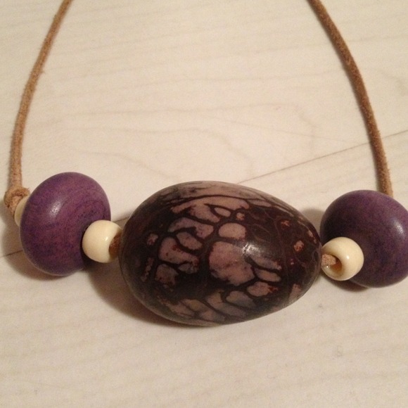Wooden beaded necklace on leather chain - Picture 2 of 3