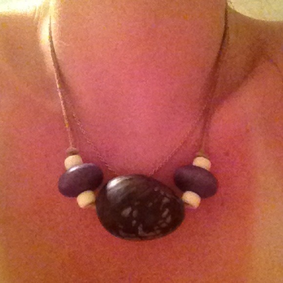 Wooden beaded necklace on leather chain - Picture 3 of 3