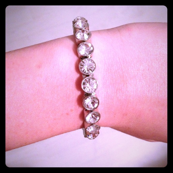 Costume jewelry bracelet - Picture 1 of 3
