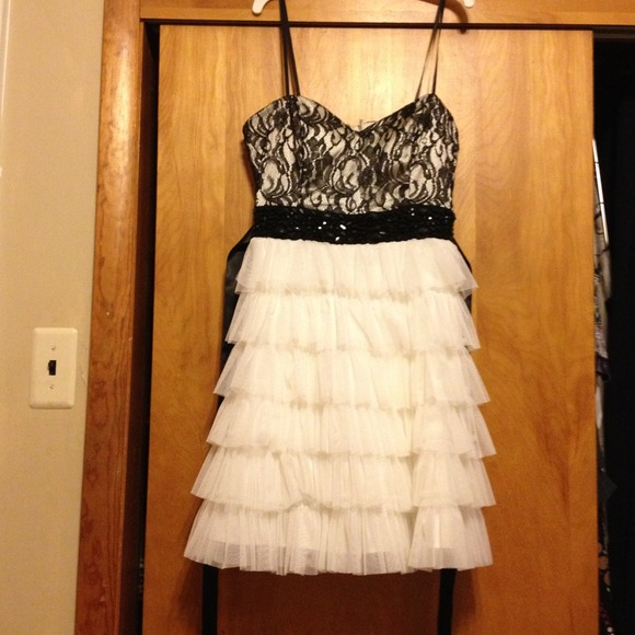 Frilly, flirty, young party dress. Only worn once!