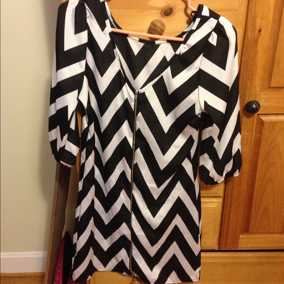 🚫Sold🚫Black and White Chevron Dress NWOT - Picture 3 of 4