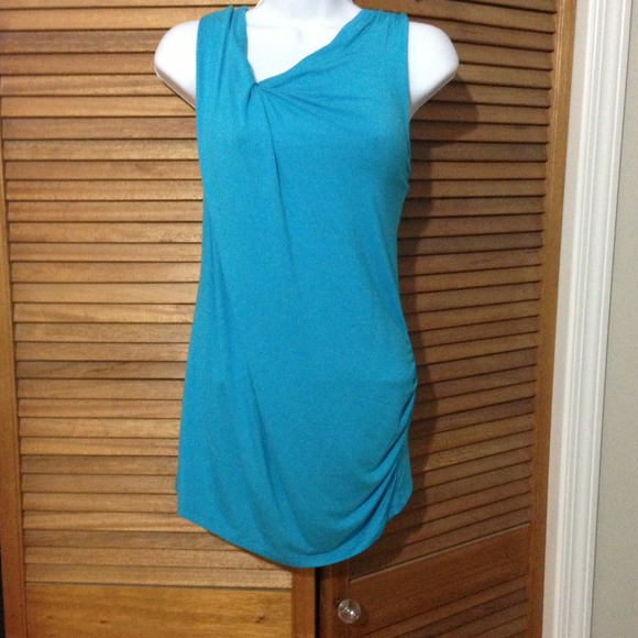 🔴Sold in bundle🔴🌺NWT,  Tahari  soft knit top