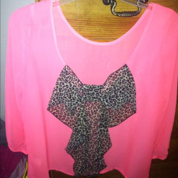 🎀HOT PINK BLOUSE WITH LEOPARD BOW ON BACK🎀