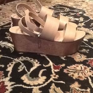 Brand new Elizabeth and James platforms