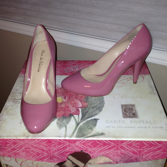 Pour la Victoire pastel pink patent pumps!