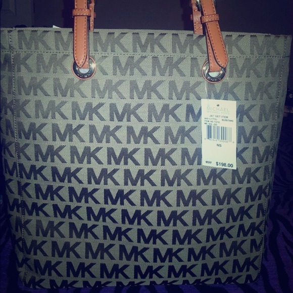 ✨Brand New 💯 Authentic with 🔖 Mickael Kors ✨ - Picture 1 of 3