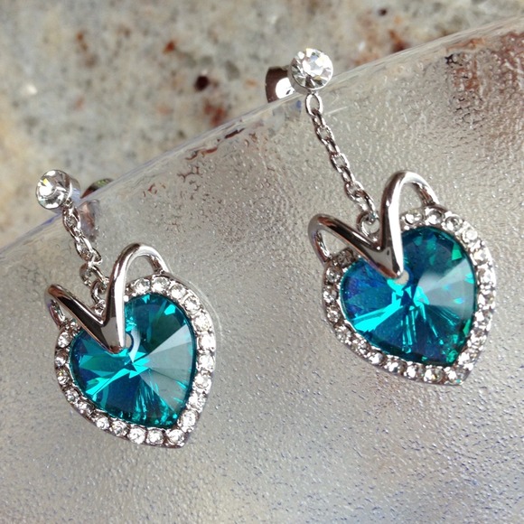 Jewelry - 🎈LAST PAIR🎈Rare Ocean Green Dangling Heart