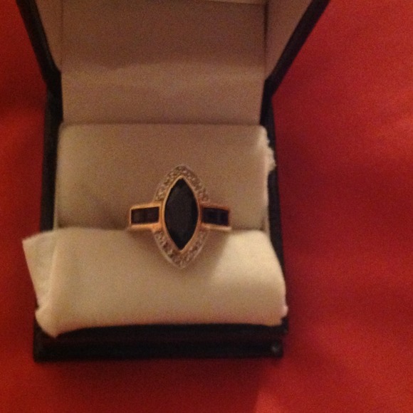 Blur sapphire and diamond ring