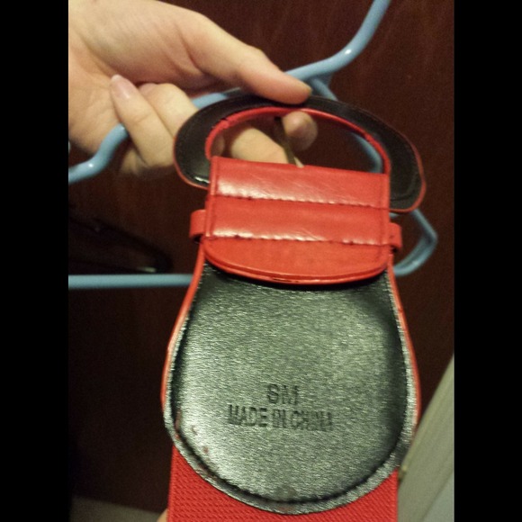 Red stretchy belt - Picture 1 of 2