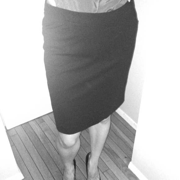 SOLD in bundle!!Simple black Theory skirt.