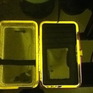 a wallet that holds an iphone