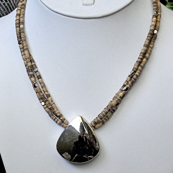 Top, Necklace, Bracelets - Picture 2 of 3