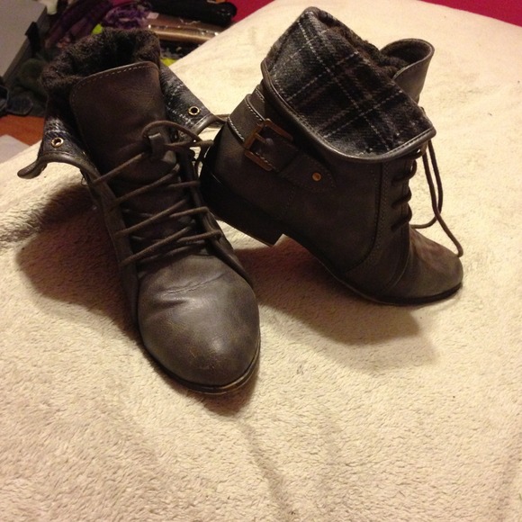Barley ever worn grey boots - Picture 2 of 4