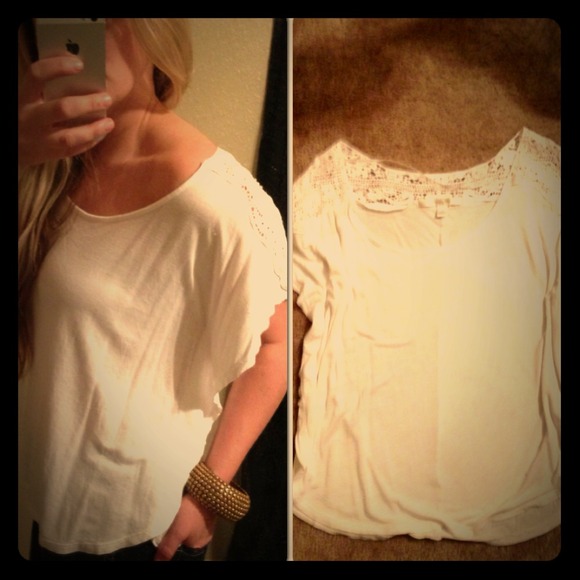 ❤❤sold in bundle❤❤Lauren Conrad white crochet top