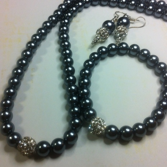 #22. Glass pearl necklace, bracelet & earrings