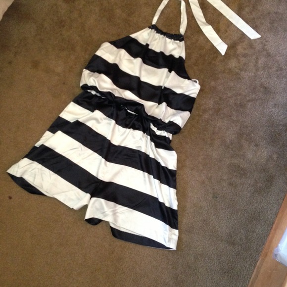 💐HOST PICK-totally trendy party 8/16💐