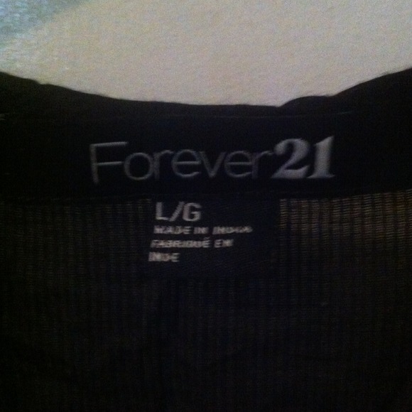 Black halter top with bead design - Picture 3 of 3