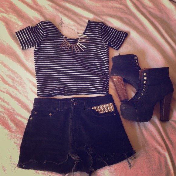 🚫SOLD IM BUNDLE🚫Black and white striped crop top