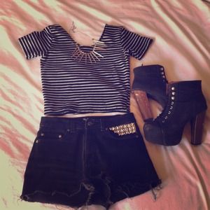 🚫SOLD IM BUNDLE🚫Black and white striped crop top