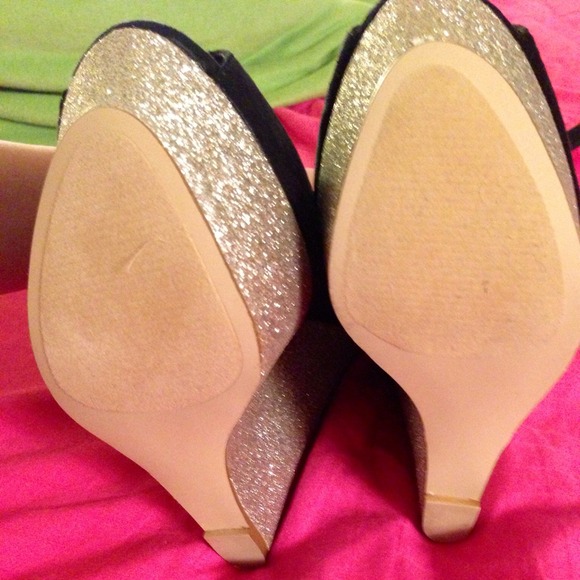 NWOT Steve Madden suede, peep toe wedge. - Picture 2 of 2