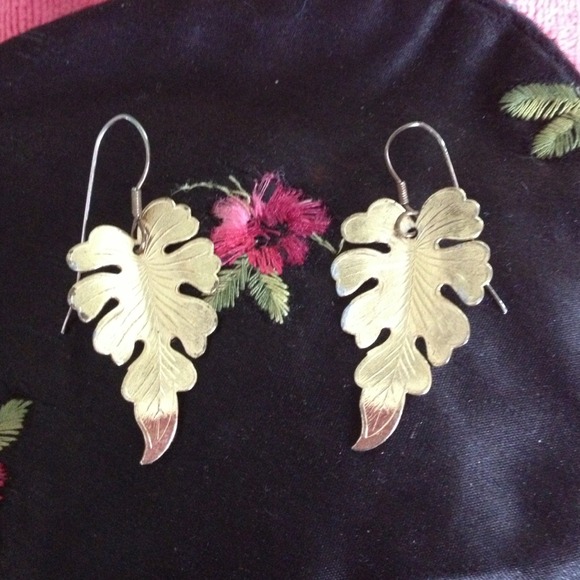 BUNDLED🌺Gold leaf earrings🌺