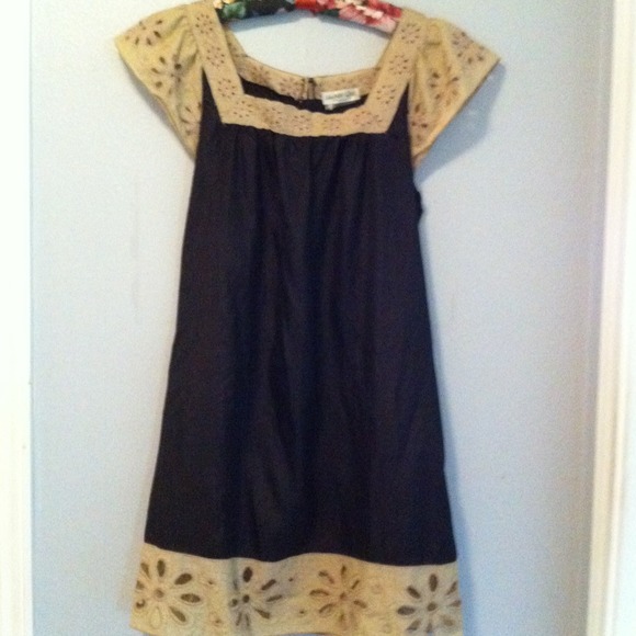 Fun & flirty black/cream tent dress -eyelet trim