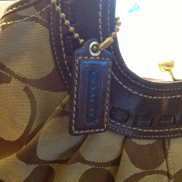 AUTHENTIC COACH PURSE - Picture 2 of 3