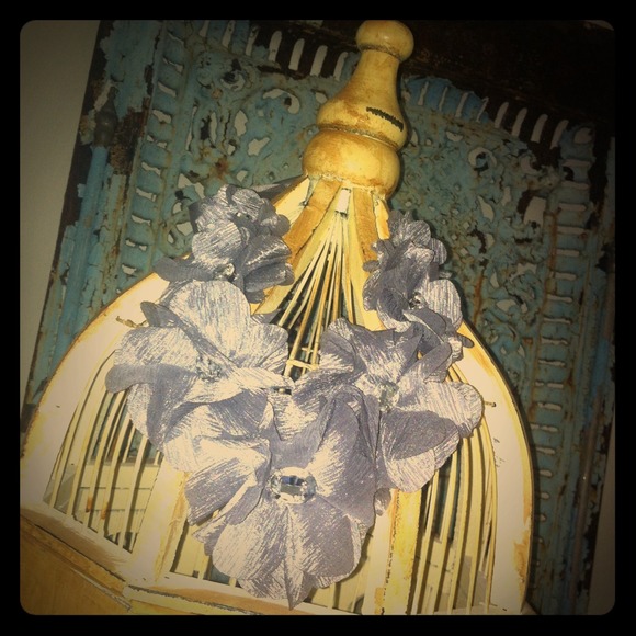 Jewelry - Silver Silk Flower Necklace