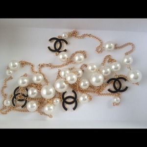 Pearl and C logo double wrap necklace