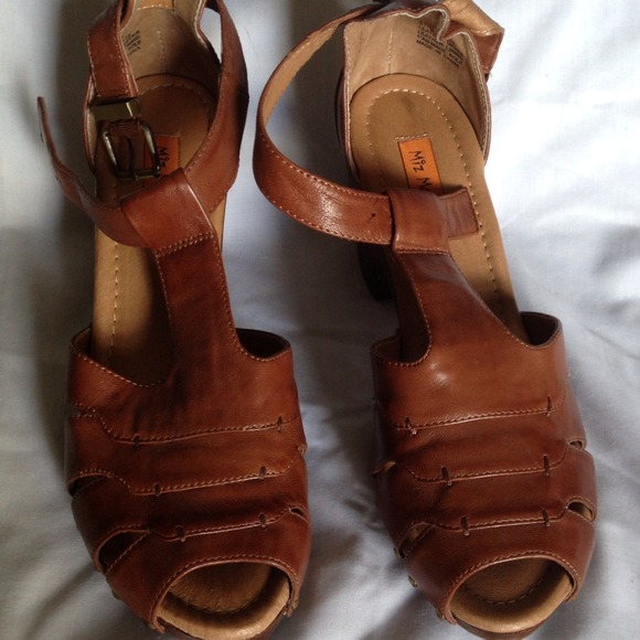 Brown leather sandals by Miz Mooz. 3 in heel. Cute