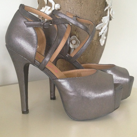SOLD IN BUNDLE! NWT! Metallic gray platform heels - Picture 2 of 3