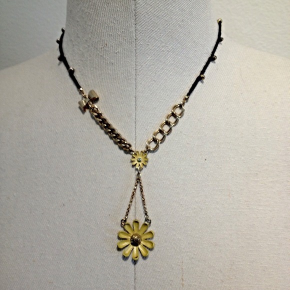 ❌SOLD❌Betsey Johnson daisy necklace